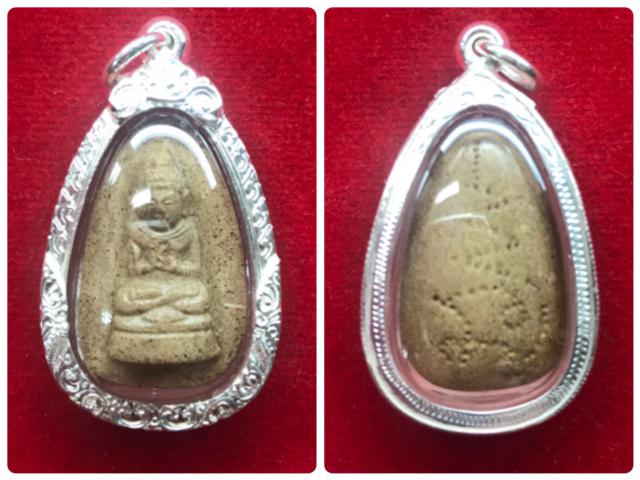 พระกลีบบัวประทานพรเนื้อน้ำนมควาย (ออกวัดบางบูชา) เลี่ยมเงินแท้