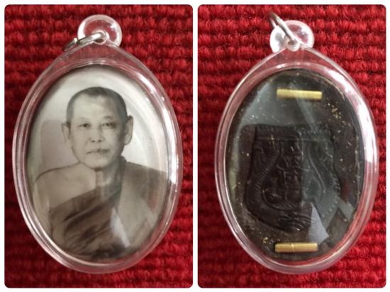 รูปล็อตเก๊ตจัมโบ้รูปเหมือนหลวงพ่อจืด หลังบรรจุพระราหูกะลาตาเดียว ฝังตะกรุดทองคำ 2 ดอก ปี 2547 สร้าง 9 องค์