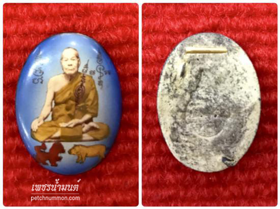 รูปล๊อตเก็ตรูปใข่หลังฝังตะกรุดทองคำ หลวงพ่อมี วัดมารวิชัย จ.อยุธยา รุ่นสิงห์ป้อนเหยื่อ ปี 2538