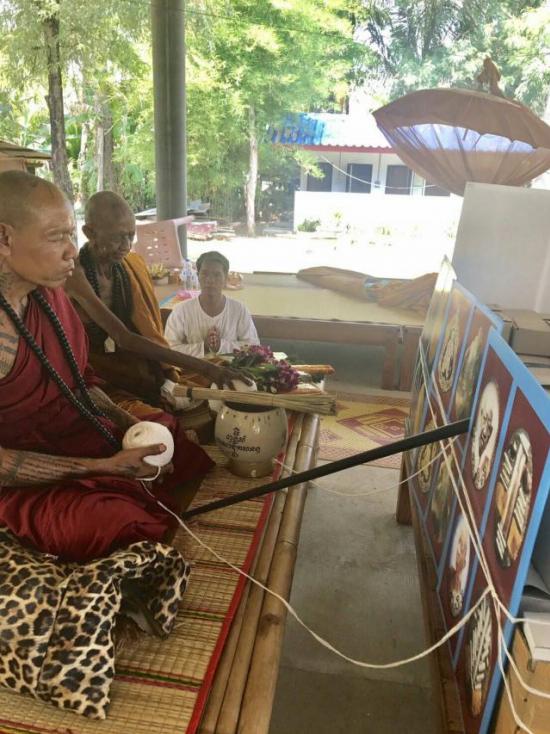 รูปล๊อกเก็ตรูปเหมือนครึ่งองค์ หลวงปู่ข้าวแห้ง มรับทรัพย์ เจริญโภคทรัพย์ดีครอบจักรวาล
