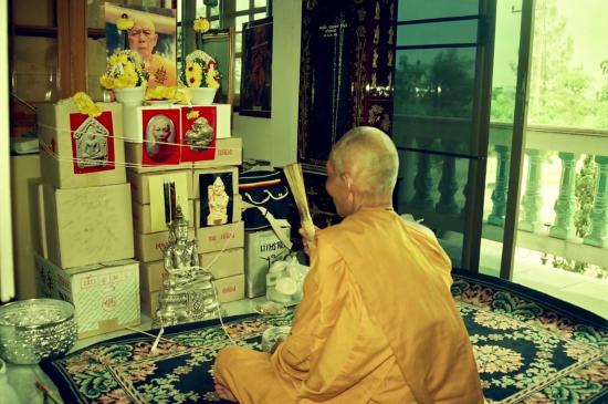 รูปพระขุนแผนผงพรายกุมารหลังแม่นางบัวคลี่ หลวงพ่อสาคร วัดหนองกรับ จ.ระยอง ปี 2543